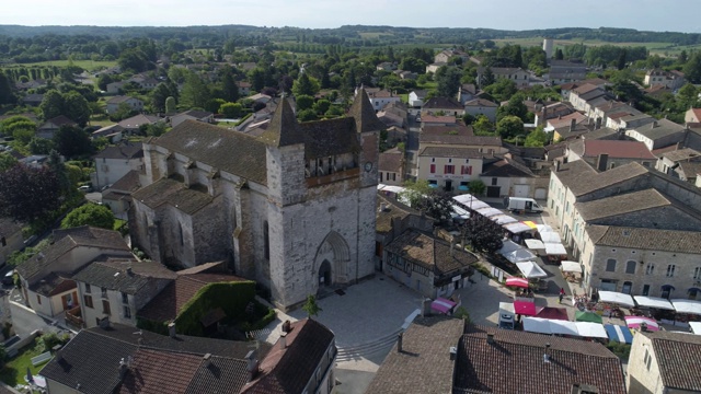 Villeréal赶集日，空中返回，Lot-et-Garonne，标签为Les Plus Beaux Villages de France视频素材