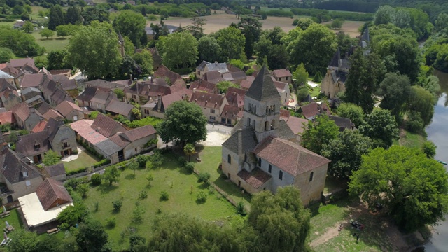 Saint-Léon-sur-Vézère空中横向旅行，多尔多涅，被称为Les Plus Beaux Villages de France视频素材