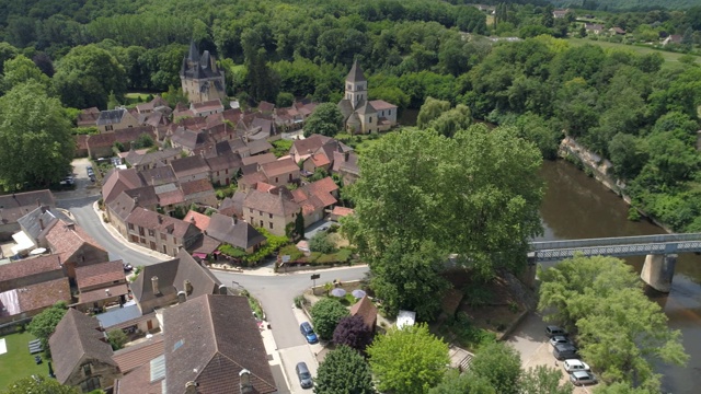 Saint-Léon-sur-Vézère横向旅行，多尔多涅，被称为Les Most Beaux Villages de France视频素材