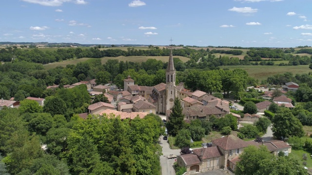 Sarrant空中横向旅行，ger，被称为Les Plus Beaux Villages de France视频素材