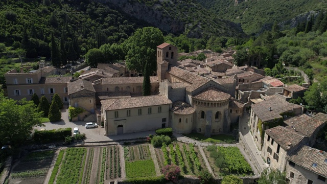 圣吉勒姆-勒-沙漠空中旅行，Hérault，被称为法国最美丽的村庄视频素材