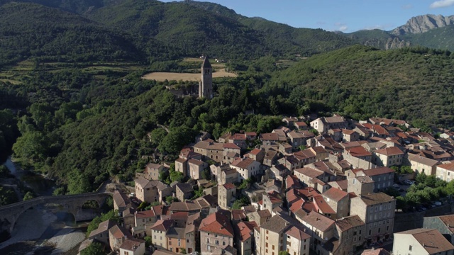 olargue出现在树后，Hérault，法国最美丽的村庄视频素材