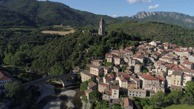 olargue空中横向旅行，Hérault，法国最美丽的村庄视频素材