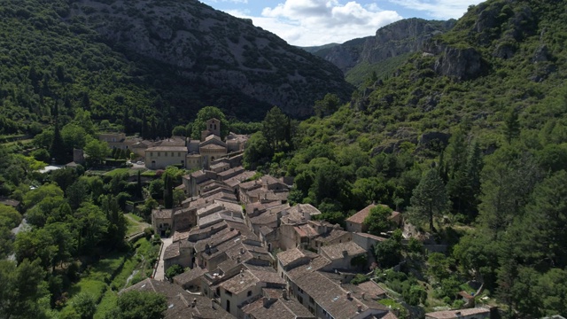 圣guilhem -le- desert空中正面旅行，Hérault，被称为Les Most Beaux Villages de France视频素材