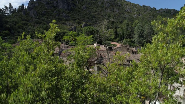 圣圭勒沙漠出现在树后，Hérault，被称为法国最美丽的村庄视频素材