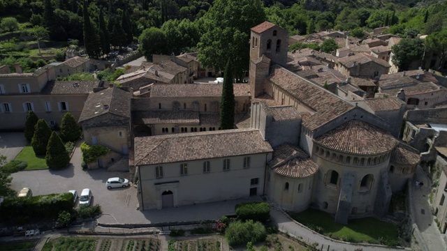 圣guilhem -le- desert空中横向旅行，Hérault，被称为Les Most Beaux Villages de France视频素材