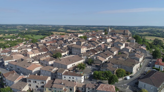 Monflanquin空中横向旅行，Lot-et-Garonne，被称为Les Plus Beaux Villages de France视频素材