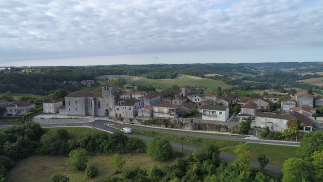 Pujols的空中横向旅行，Lot-et-Garonne，被称为Les Plus Beaux Villages de France视频素材