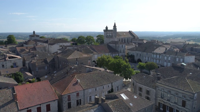 Monflanquin空中正面旅行，Lot-et-Garonne，被称为Les Plus Beaux Villages de France视频素材