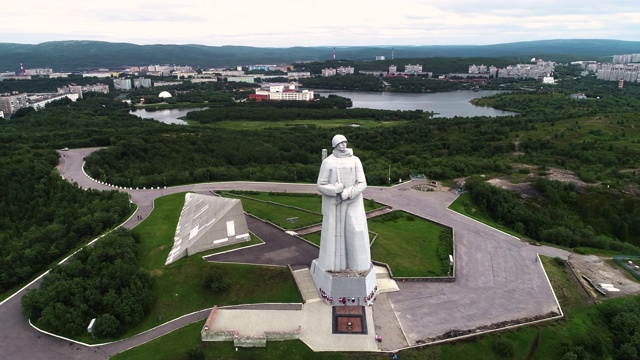 第二次世界大战期间苏联北极捍卫者纪念碑。位于俄罗斯摩尔曼斯克市。鸟瞰图视频下载