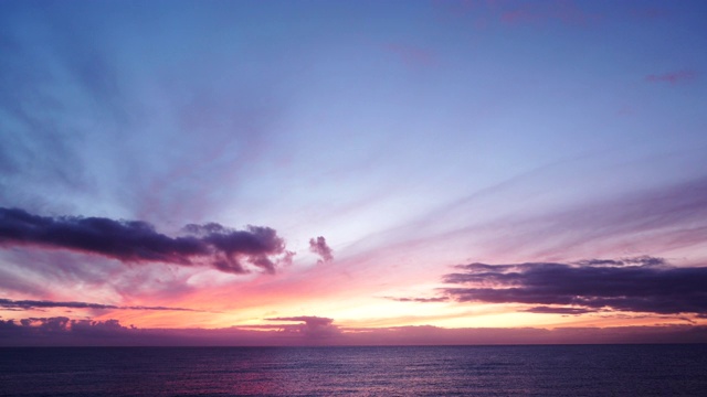 清晨，海面上日出。时间流逝视频素材