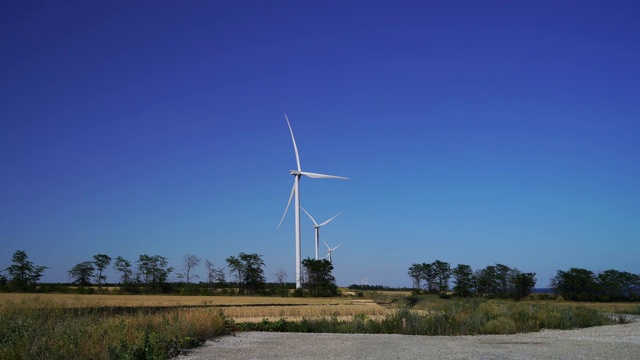 风力发电机在野外发电视频素材