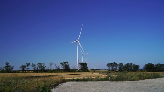 风力发电机在野外发电视频素材