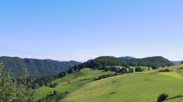 美丽的汝拉山脉全景，绿色的草地和森林全景。田园般的瑞士乡村景观和蓝天。Naturpark需要。视频下载