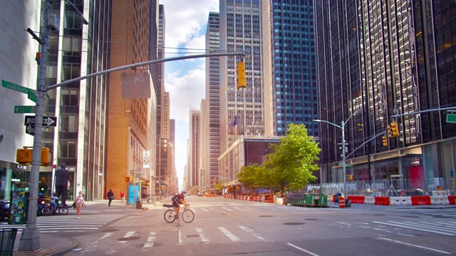 自行车。空荡荡的街道。纽约晨街。企业建设视频素材