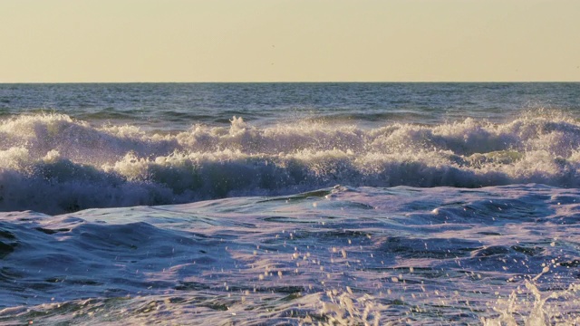 海浪在清晨翻滚视频素材