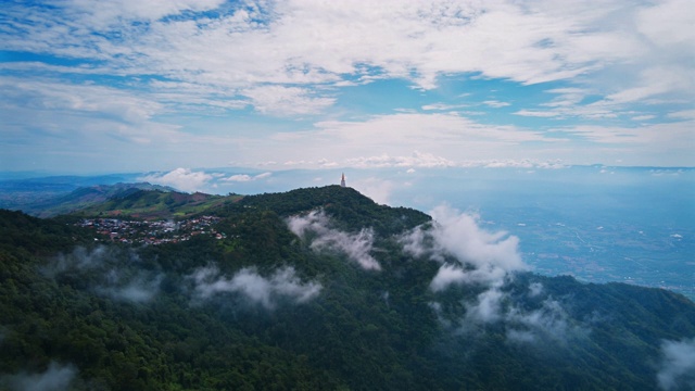 鸟瞰图的雾滚过流动在泰国北部的雨林山视频素材