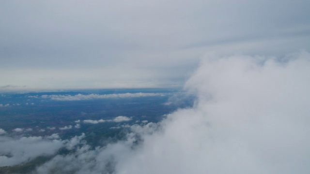 鸟瞰图的雾滚过流动在泰国北部的雨林山，Hyper lapse视频素材