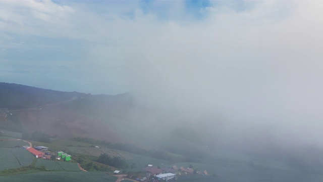 鸟瞰图的雾滚过流动在泰国北部的雨林山视频素材