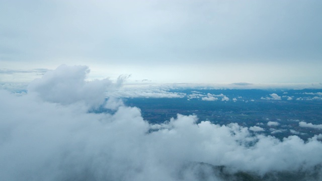 鸟瞰图的雾滚过流动在泰国北部的雨林山，Hyper lapse视频素材