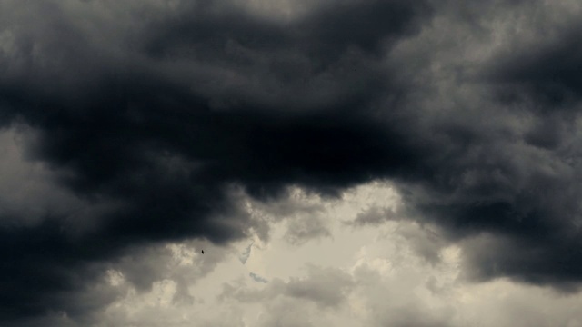 时间流逝视频灰色雨云在黑色风格。灰色的天空在等待着奔跑的云朵。复古，电影风格的戏剧，惊悚，恐怖。视频素材