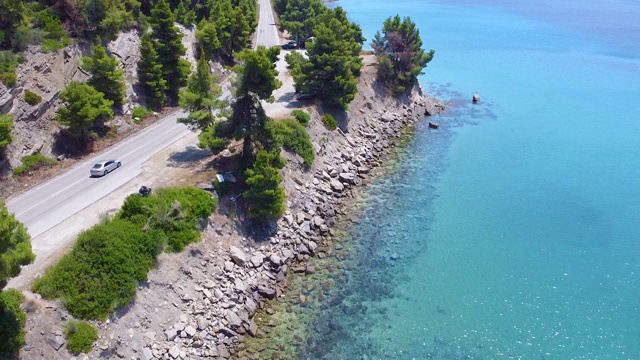 鸟瞰图上的交通道路上的岩石海岸靠海视频素材