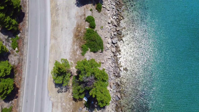 空中鸟瞰道路和汽车行驶在海岸靠海视频素材