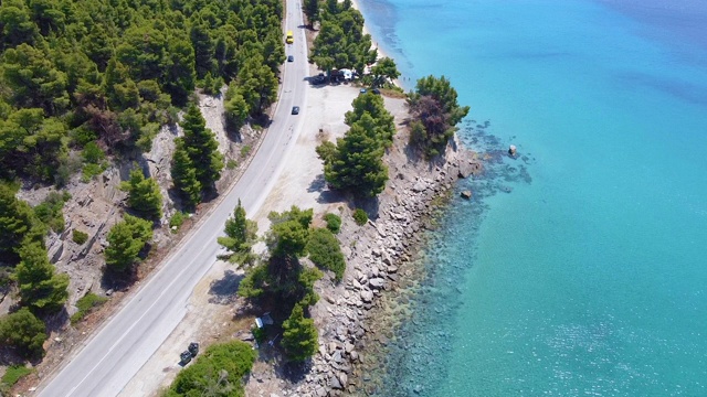 汽车在蓝海旁的道路上行驶。去异国他乡旅行。鸟瞰图视频素材