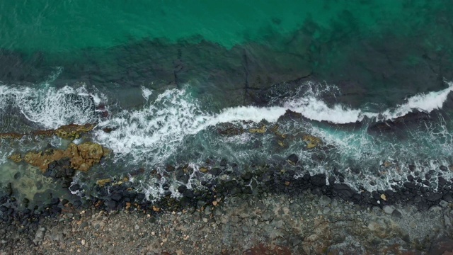 飞越海洋珊瑚岩，夏威夷海岸。视频素材