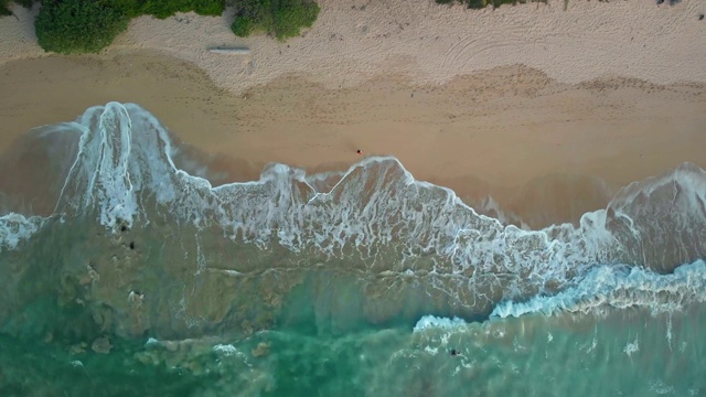 游客在夏威夷海滩上散步。无人机航拍4k。视频素材