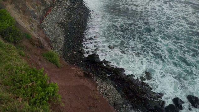 美丽的海岸景观悬崖北岸毛伊岛，夏威夷。无人机航拍4k。视频素材