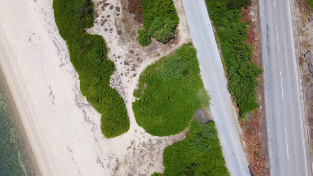 飞越碧海旁的交通公路。旅游度假的概念。鸟瞰图视频素材