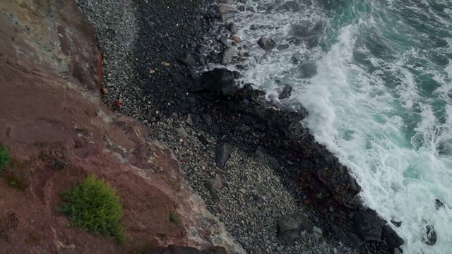 美丽的海岸景观悬崖北岸毛伊岛，夏威夷。无人机航拍4k。视频素材