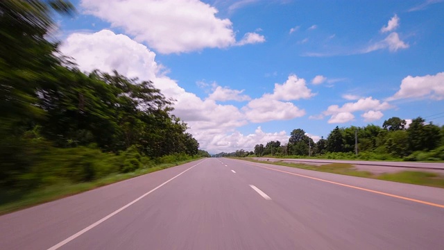 在泰国的乡村道路上快速驾驶汽车视频素材