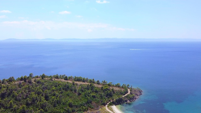 蓝天下蔚蓝的大海，绿树环绕的海岸。奇异的旅游目的地。鸟瞰图视频素材