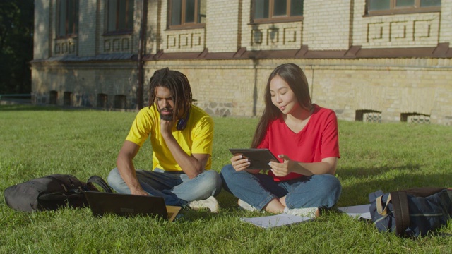 学生们在校园里将学习与数字设备结合起来视频素材