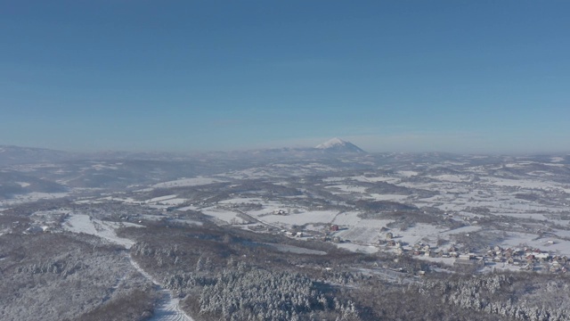 塞尔维亚东部Rtanj山4K空中视频视频素材