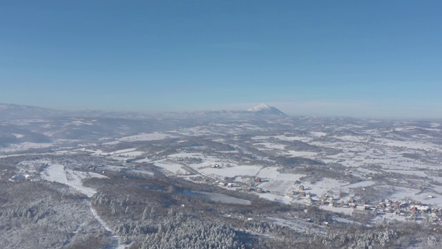 冬景与Rtanj山在一月4K航拍视频视频素材