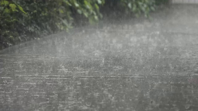 人行道上有大雨视频素材