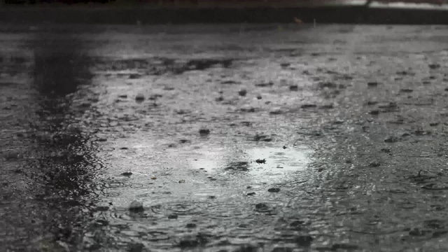 雨在人行道水坑涟漪视频素材