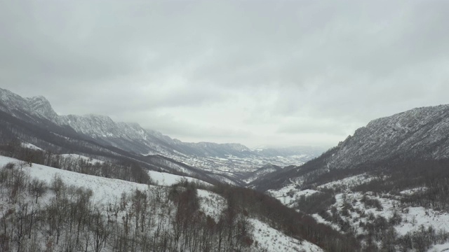 Veliki Krs山顶的冬季景色与大雪4K无人机视频视频素材