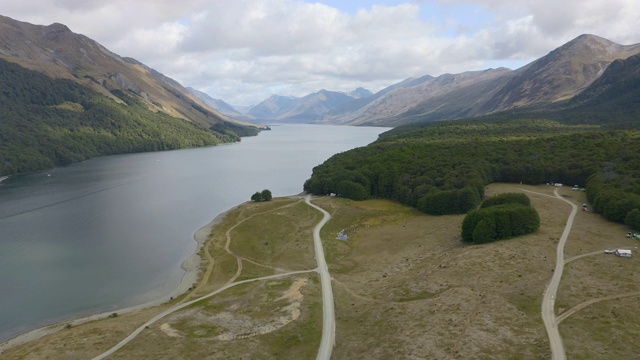 天线:高过马沃拉湖周围的土地，周围是森林和山脉。视频素材