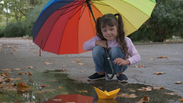 雨后玩玩具。视频素材