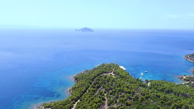 无人机的绿松石海与两艘船附近的海岸和岛屿在一个距离视频素材