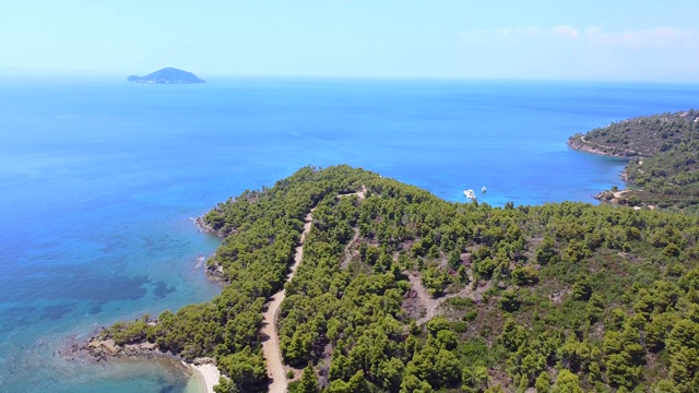 远处有充满异国情调的蓝色海洋，绿色海岸和岛屿。奇异的旅游目的地。鸟瞰图视频素材