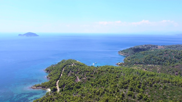 旅游度假目的地。鸟瞰图的海岸和美丽的蓝色开放的海与岛屿视频素材