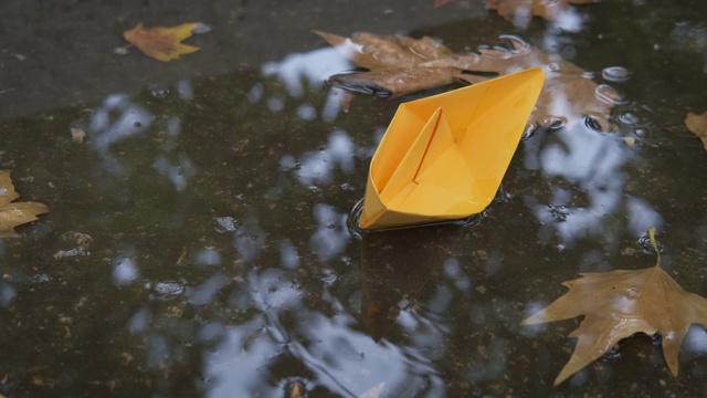 雨中的纸船。视频素材