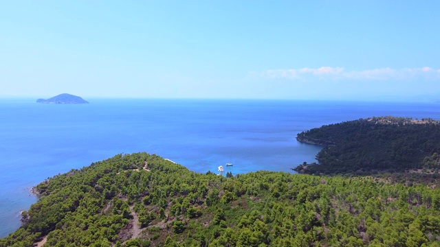 充满异国情调的绿松石海，海岸边有船。鸟瞰图视频素材