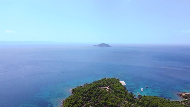 在蓝色的大海和海岸的孤独的岛屿。鸟瞰图视频素材