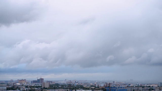 雨在梁赞的上空持续的时间，从下雨的开始到结束视频素材